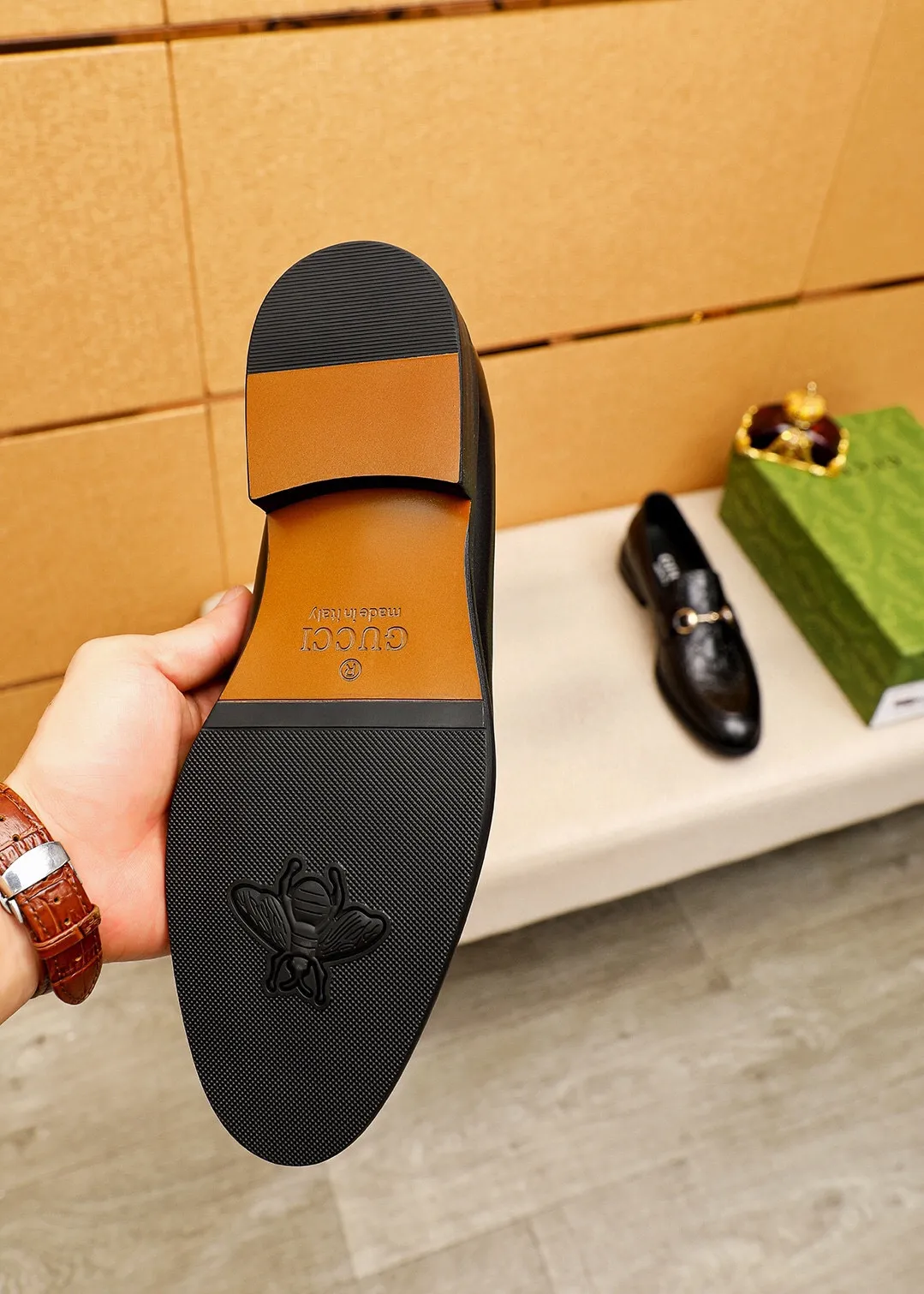 Men's shoes 💰400 💐 Product trademark: GUCCI "Gucci" casual leather shoes Regular size: 39-44 (38.45.46🉑️Customized) Product materials: Selected imported first-layer calfskin embossed upper + luxury hardware buckle, imported 🐑 sheepskin lining. Strong three-dimensional visual effect, original combination outsole Color: 1⃣️color optional